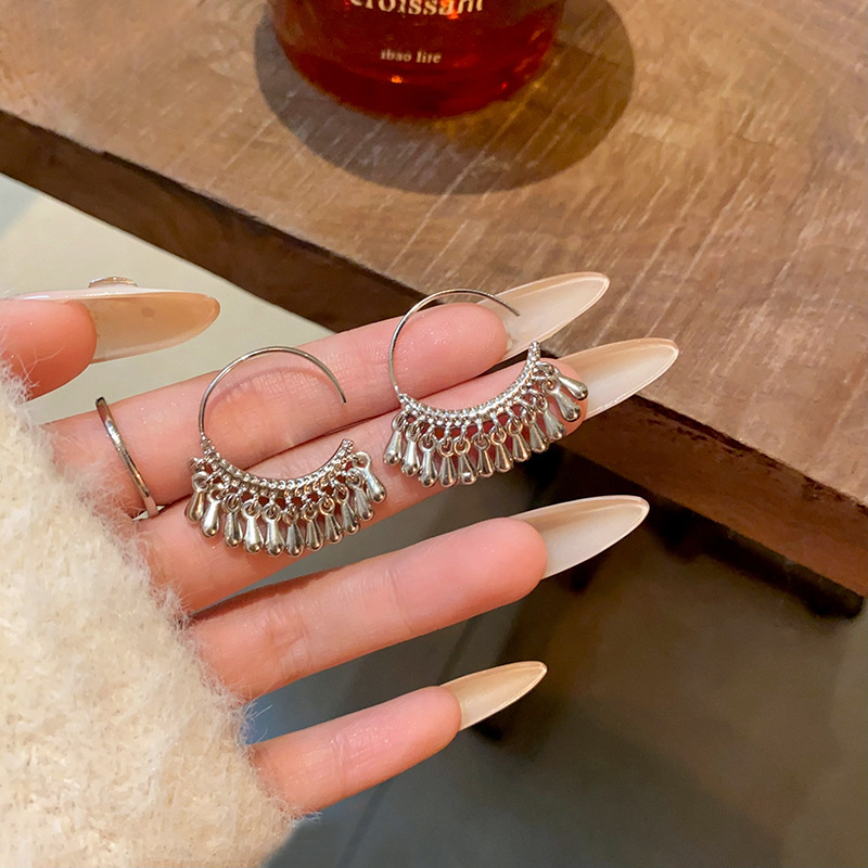 Cold and elegant water drop tassel earrings are versatile and unique for women. They are light luxury earrings with a high-end and elegant feel. They are exaggerated earrings Specification drawing