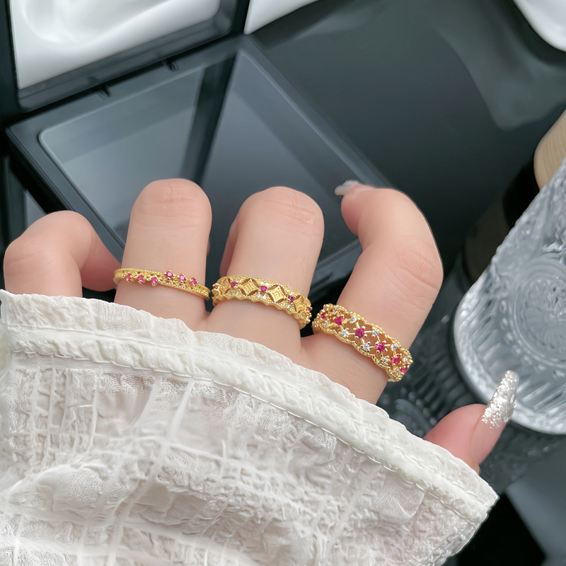 A retro and exquisite ring with a mid-style hollowed-out diamond-shaped lace, a fashionable and versatile food ring for women on Instagram, with a cold and elegant style Specification drawing