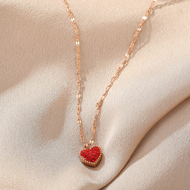 The small red heart titanium steel necklace for women does not fade. It is a black and red double-sided full diamond heart-shaped pendant. It is a popular heart-shaped necklace with a unique personality full figure