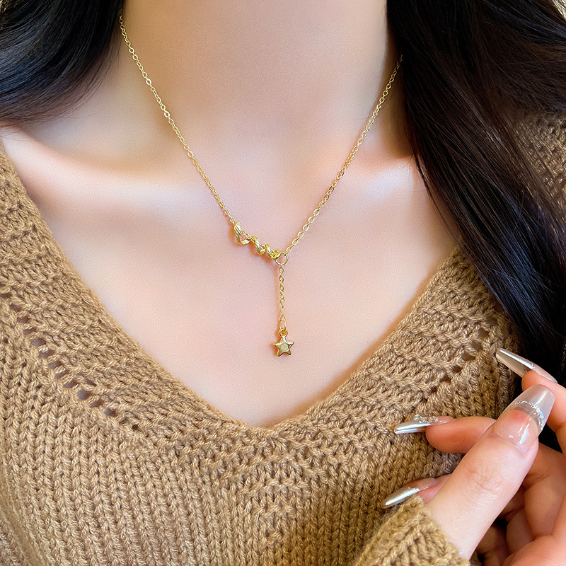The snake-shaped entwined necklace for the Year of the Snake in one's zodiac sign is a versatile and cool accessory for women. The golden star-shaped tassel collarbone chain is a bestseller Application Scenario
