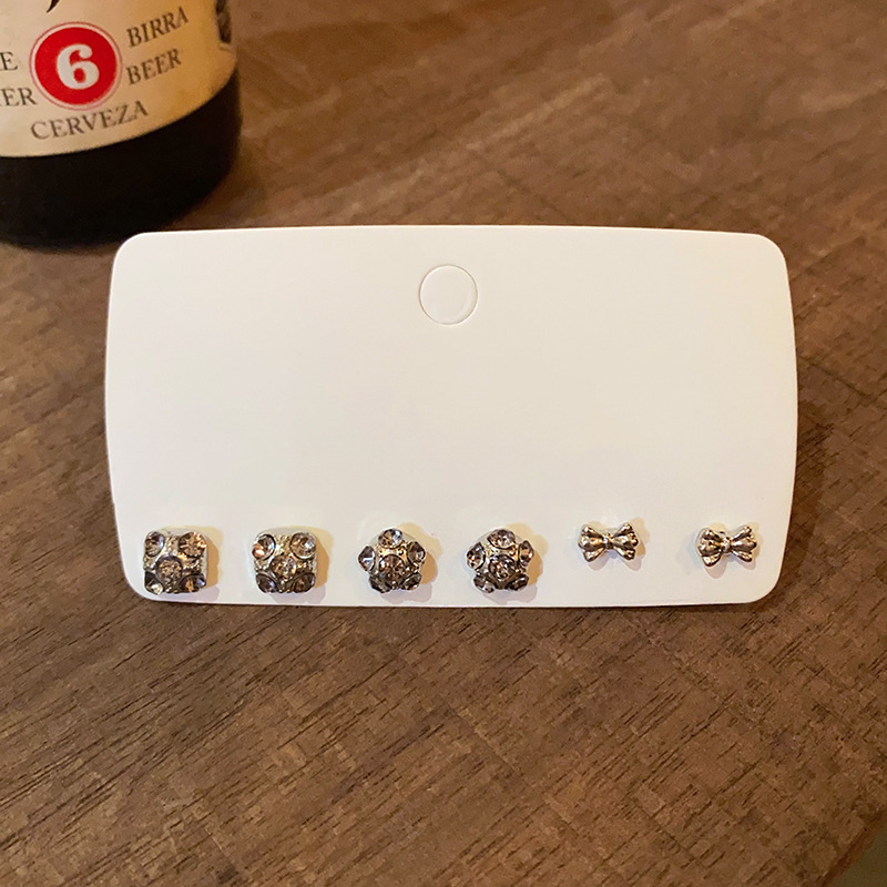 A simple diamond-encrusted round ball three-piece set of stud earrings with a cold and unique design for women. Delicate and small bow earrings Specification drawing