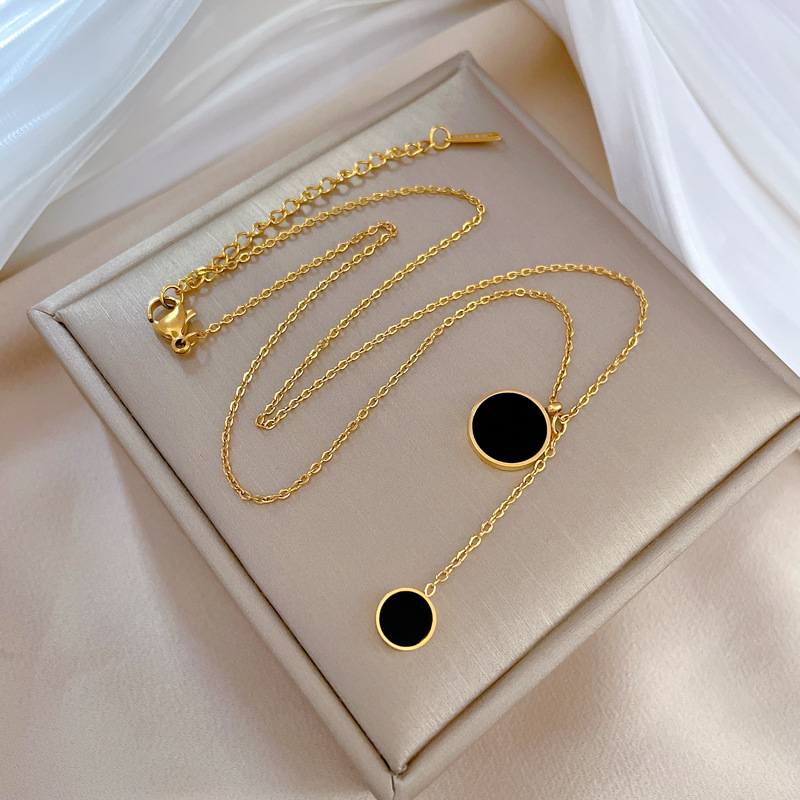 【 All-titanium Steel 】 Mother-of-pearl double ring women's niche design simple pendant Short collarbone chain Korean style cold neck Application Scenario