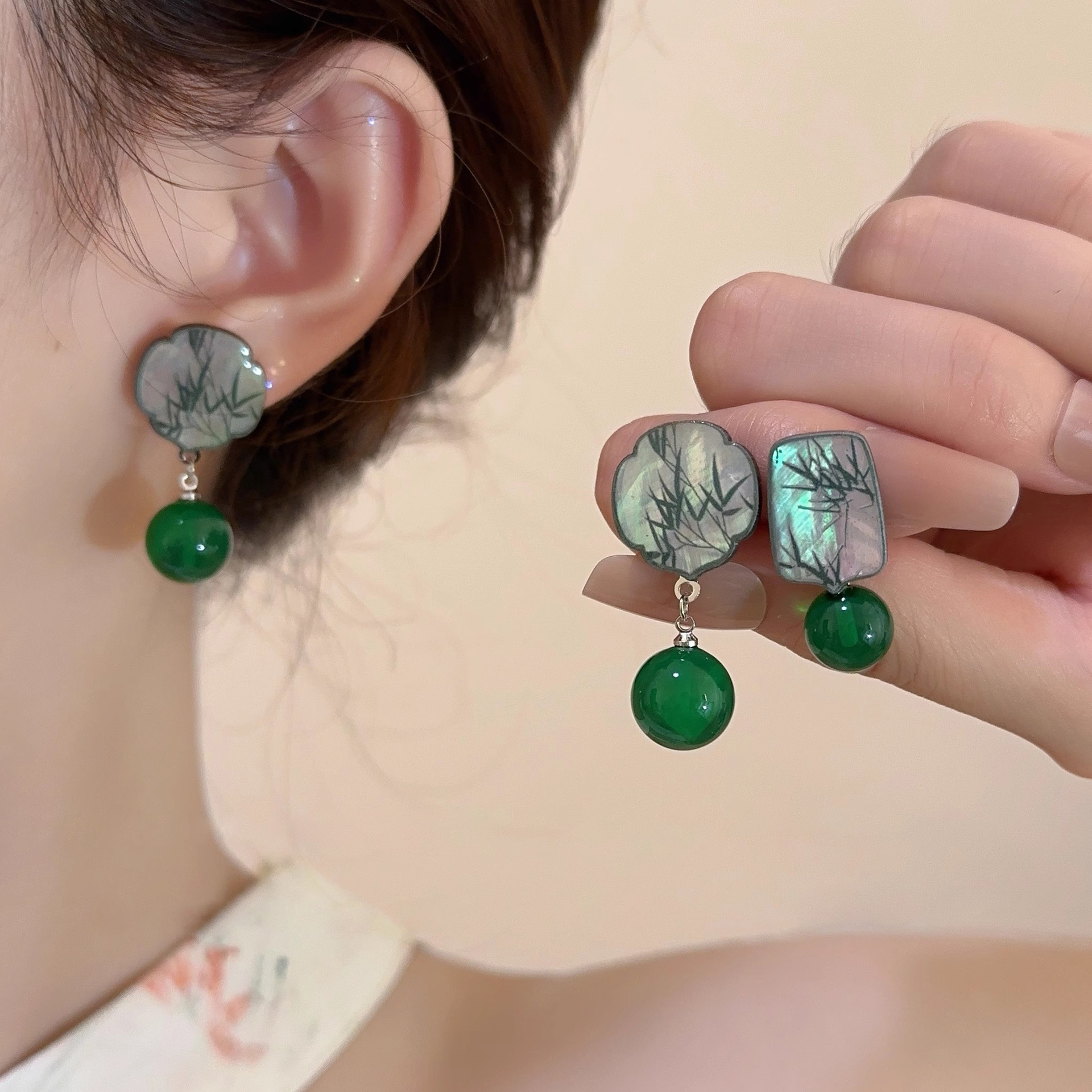 New Chinese-style bamboo leaf earrings with a light luxury and high-end feel, women's retro imitation green agate earrings with a grand and elegant style Specification drawing
