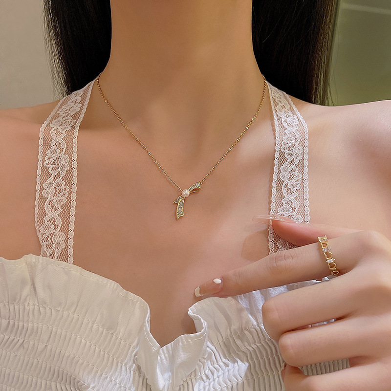 A new Korean super shiny full diamond bow titanium steel necklace with a touch of luxury and sophistication for women, a versatile pearl collarbone chain Application Scenario