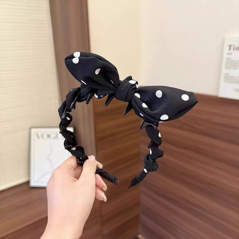Polka dot rabbit ear bow hairband for women, high-end headband, stylish and fashionable hair clip, sweet and girlish hair tie Application Scenario
