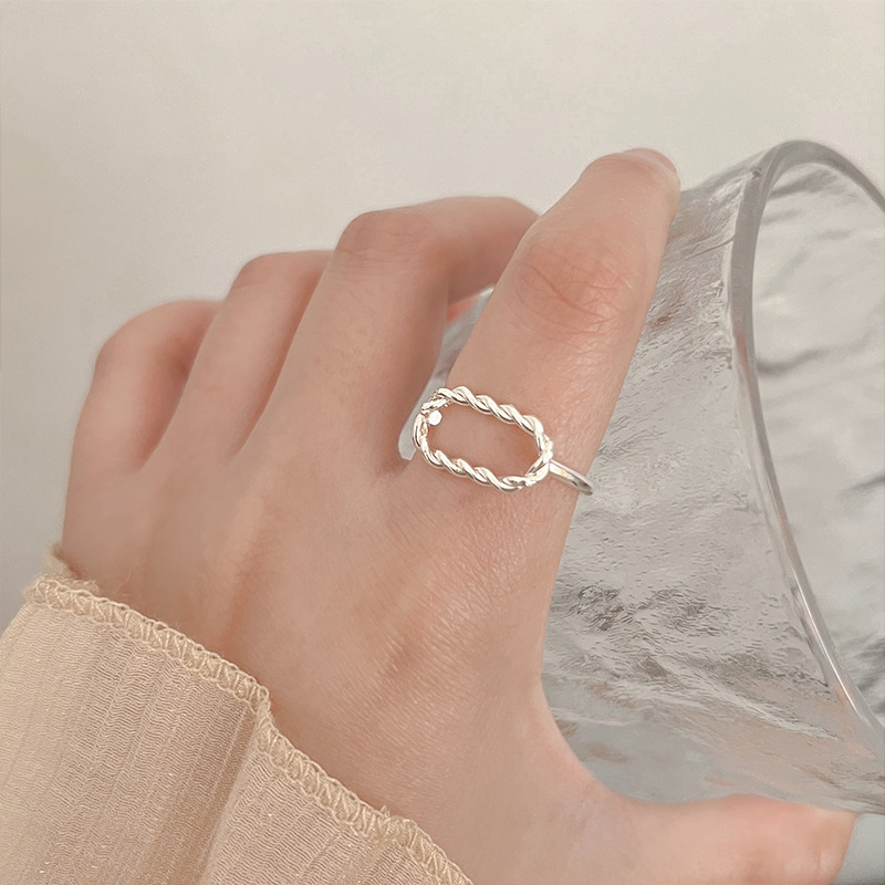 This exquisite women's ring exudes a sense of sophistication, is versatile, simple and elegant, and features a niche design that is fashionable. It is a 925 sterling silver Ins-style ring details Picture