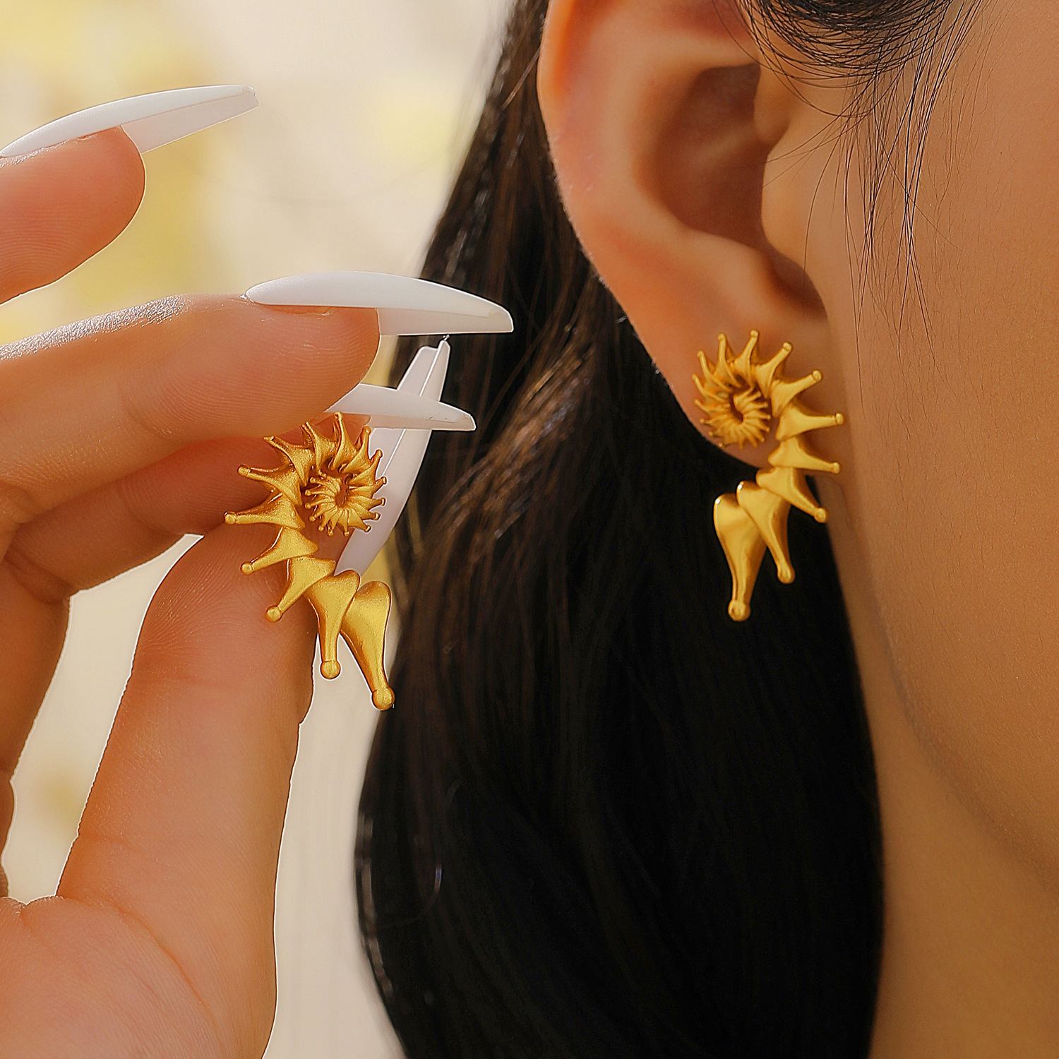 The conch stud earrings are a niche, androgynous, fashionable and individual new Chinese-style, ins style, high-end earrings as a gift for your girlfriend Specification drawing