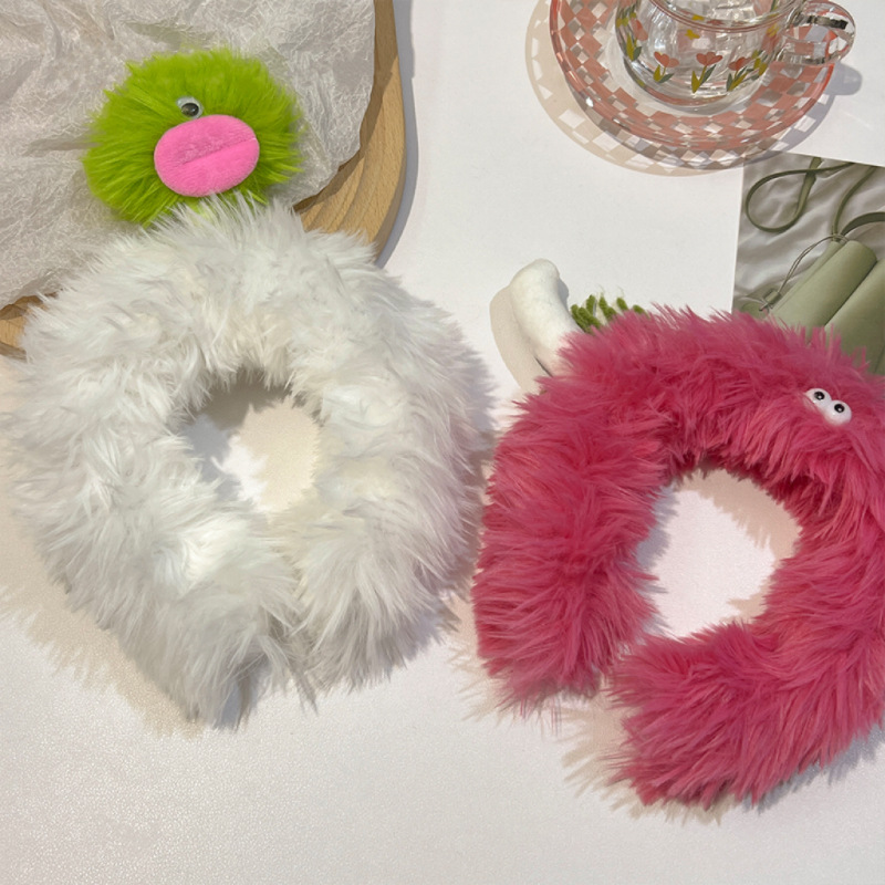 My daughter, Liu Yan, has the same cute and cartoonish little monster plush headband. It's a hair tie for washing the face and applying facial masks Application Scenario
