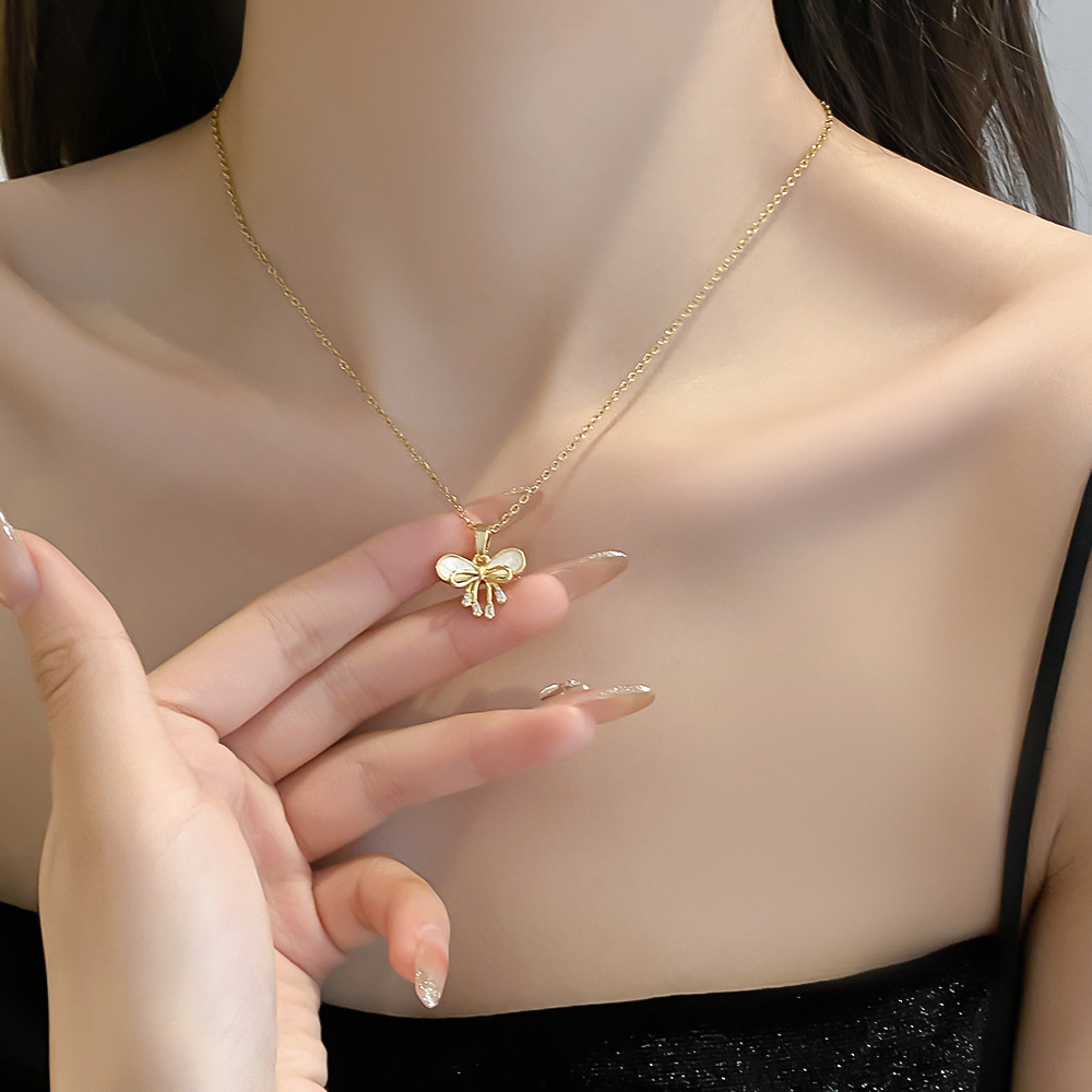 Real gold electroplated bow pendant, titanium steel necklace, women's niche light luxury diamond-encrusted collarbone chain, internet-famous high-end accessory Specification drawing