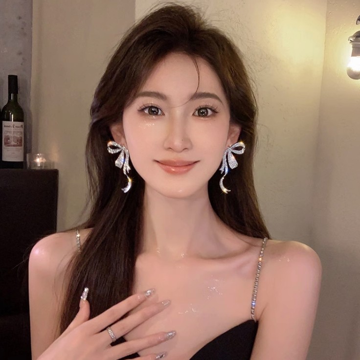 Full-diamond ribbon bow stud earrings in a cold female style, long diamond-encrusted earrings, light luxury, niche, high-end and elegant earrings details Picture