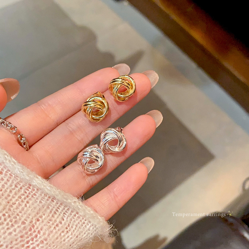 Japanese and Korean twisted metal earrings, new autumn and winter style stud earrings, light luxury and high-end, unique style stud earrings and accessories full figure