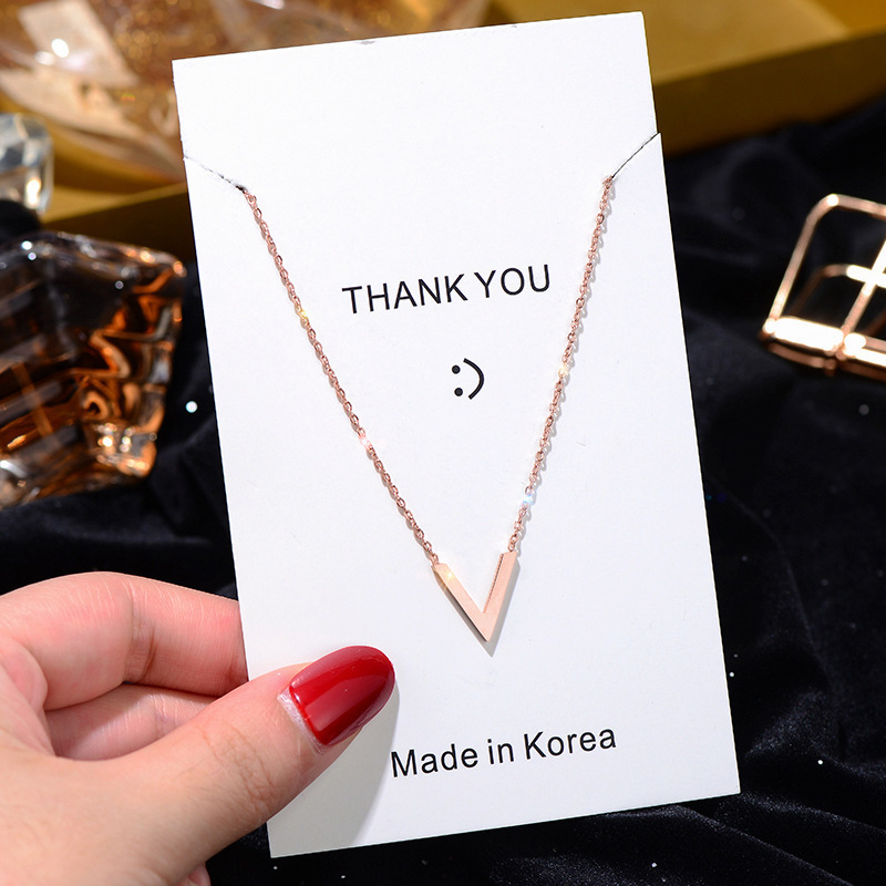 Non-fading rose gold V-shaped titanium steel necklace for women on Instagram, simple and popular pendant, collarbone chain, neck chain, niche accessories full figure