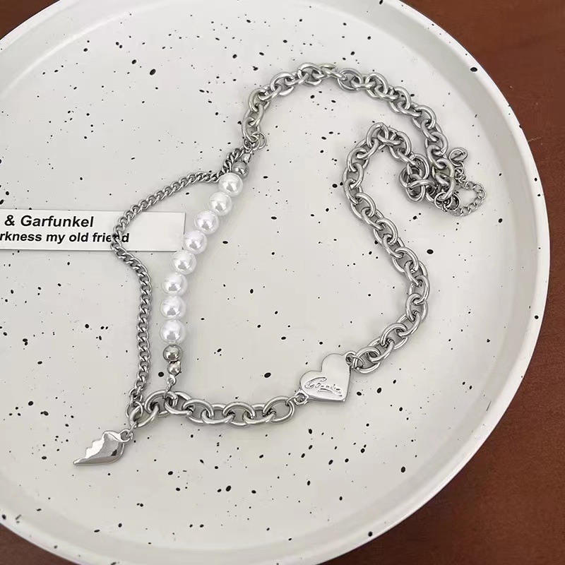 Spicy girl style heart-shaped pearl necklace, women's Instagram hip-hop niche design sense collarbone chain hoodie accessory Application Scenario