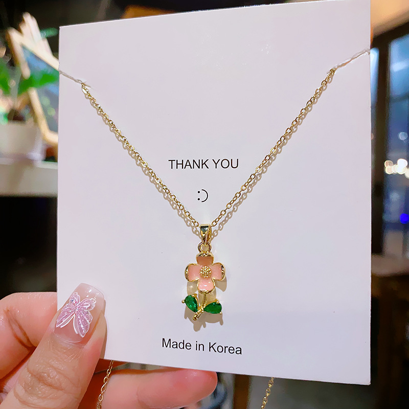 Simple oil-dripping small flower pendant titanium steel necklace, women's niche design sense, light luxury collarbone chain, elegant diamond-encrusted accessory details Picture