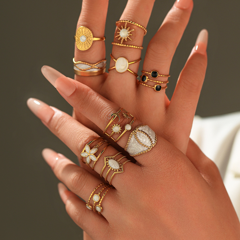 A simple white oil-dripping stainless steel ring from Europe and America for women, exuding a sense of light luxury and sophistication. It does not fade and is an oil-pressed open ring bracelet details Picture