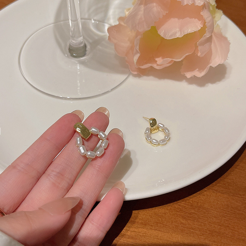 S925 Silver needle Korean new retro pearl earrings, a cold and elegant style for women, simple and versatile stud earrings wholesale full figure