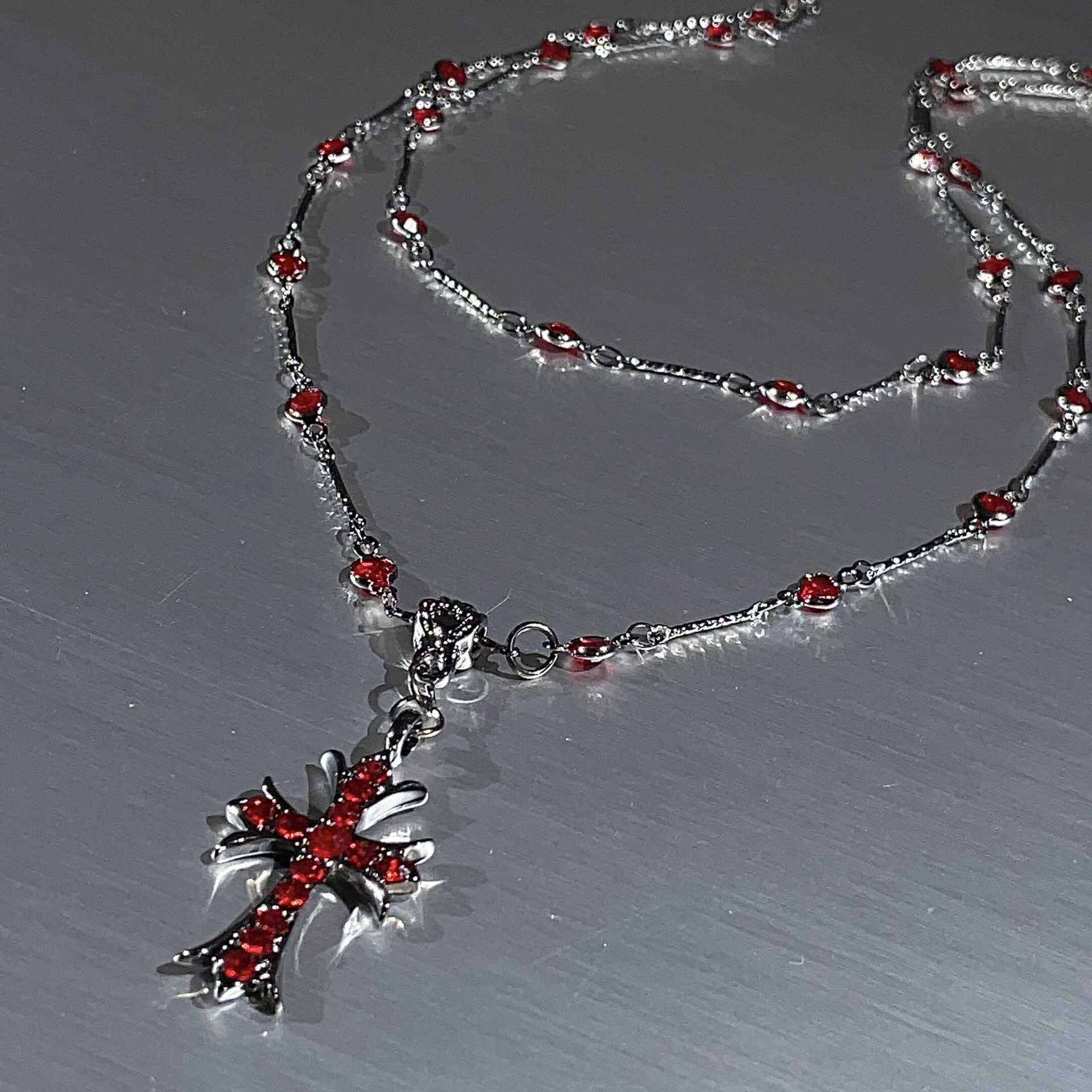 Red Cross pendant necklace, sweet and cool female style, unique collarbone chain, niche design sense, dark retro sweater chain Specification drawing
