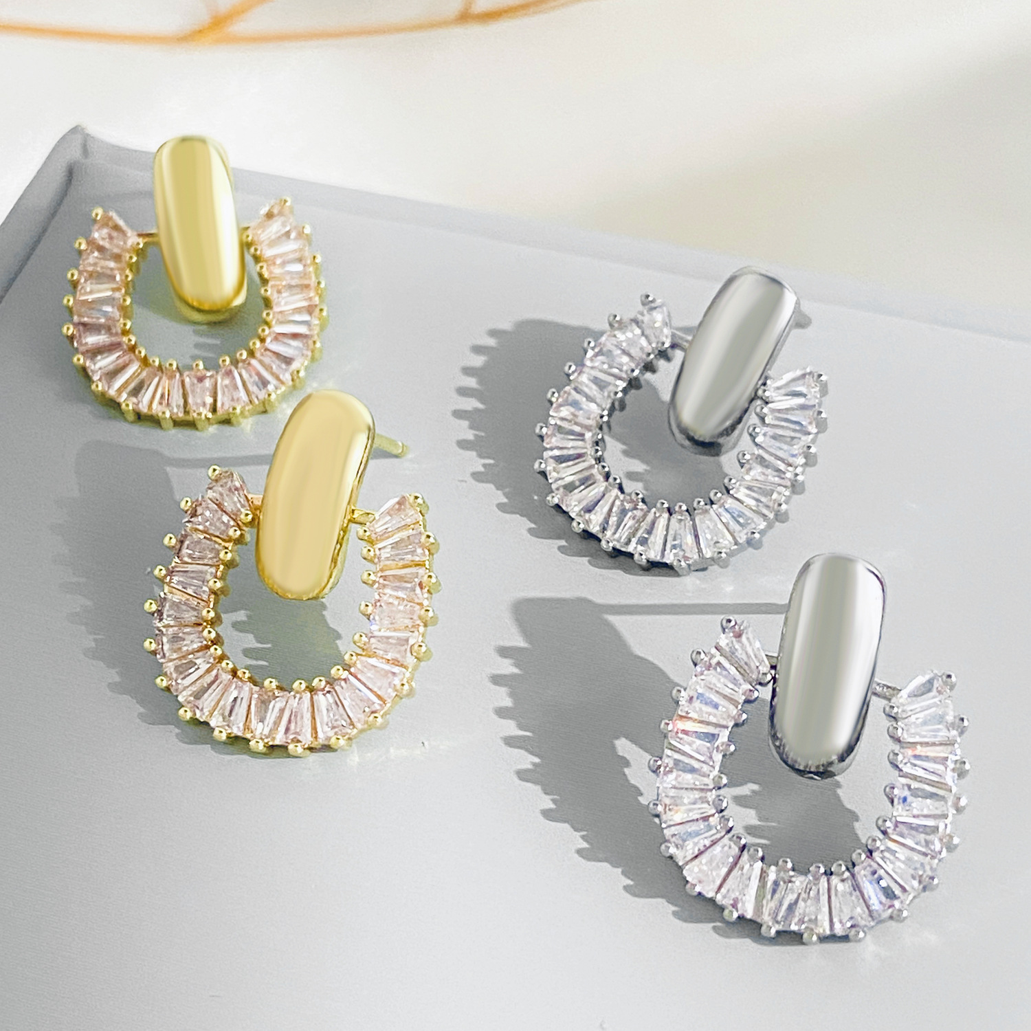 French light luxury zirconium circle earrings, women's ins style, personality and temperament, super dazzling geometric stud earrings, European and American fashion earrings Specification drawing