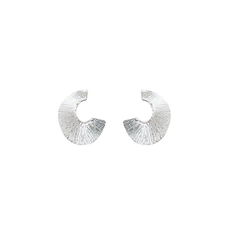 European and American style pleated retro metal earrings, cold female style texture circular exaggerated stud earrings, simple and elegant earrings, trendy Item Picture