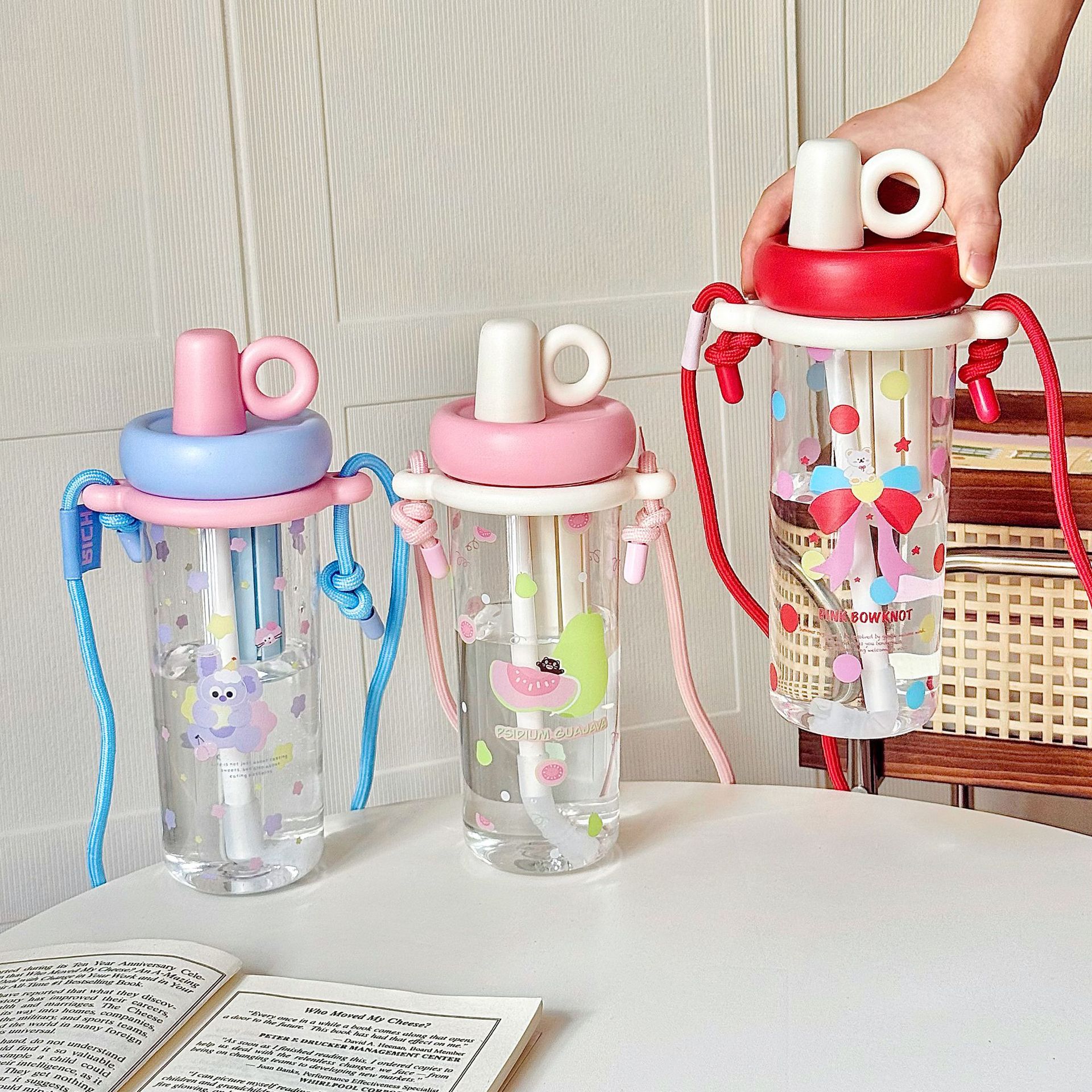 The new girls' water cup is cute and has a high level of appearance. It is a slanted straw cup that is anti-drop and portable. It is a cartoon plastic cup for office and students full figure