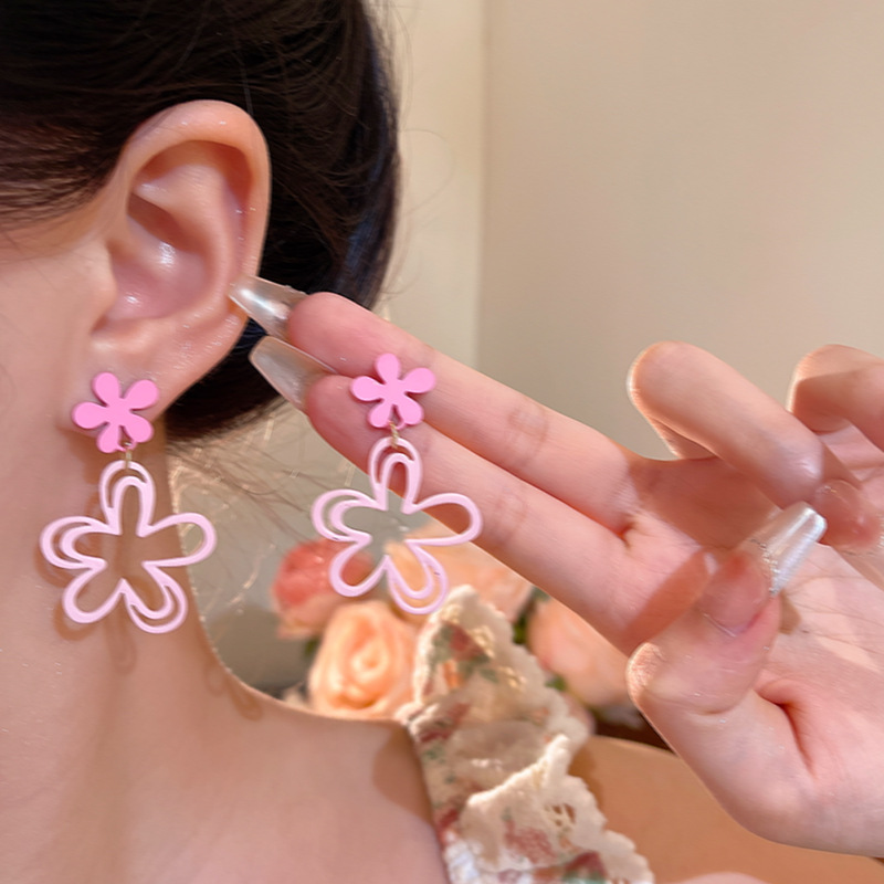 Pink hollowed-out flower earrings, French romance, Korean charm, sweet and gentle, stud earrings, fresh and cute design sense for women details Picture