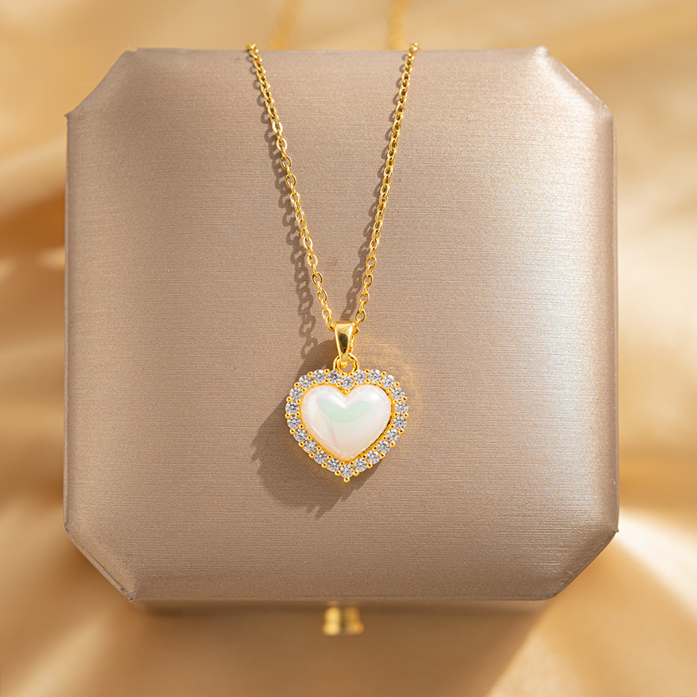 A light luxury, simple and heart-shaped titanium steel necklace with a unique design sense for women, a popular collarbone chain, and a personalized, trendy, versatile and high-end accessory full figure
