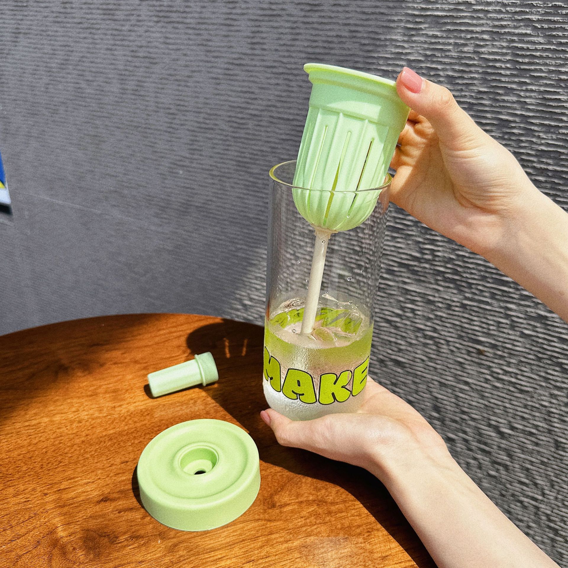 Summer tea brewing water cup, high-temperature resistant filter screen desktop straw water cup, simple cold drink tea water separation glass cup Application Scenario