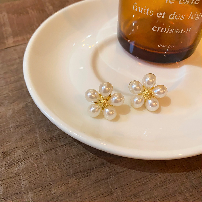 Gentle flower pearl stud earrings for women, versatile, high-end and light luxury style earrings, a unique new type of earrings in 2025 Specification drawing