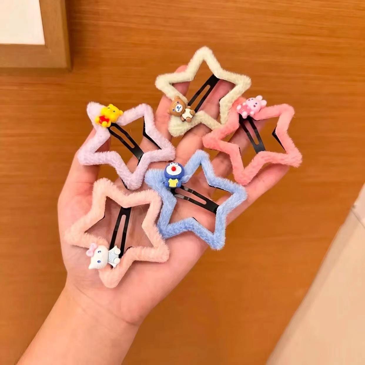 New autumn and winter children's cartoon five-pointed star plush hair clips, bangs clips, side clips, cute girl star broken hair clips Application Scenario