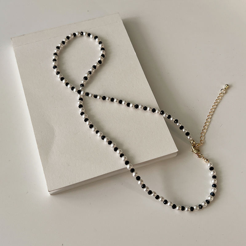 A high-end, niche, light luxury, gentle and simple black and white beaded necklace for women, a new 2024 trendy and popular collarbone necklace Application Scenario