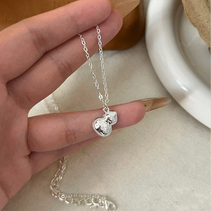 The 2025 new Chinese-style gourd pendant features a unique, fashionable and simple design. The collarbone chain is a retro and versatile necklace full figure