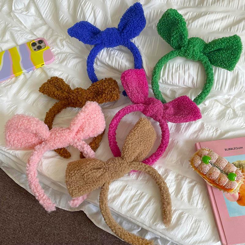 A cute plush bow headband for women to wash their faces, apply makeup and press their hair. It's a Korean-style popular all-rounder headband and accessory full figure