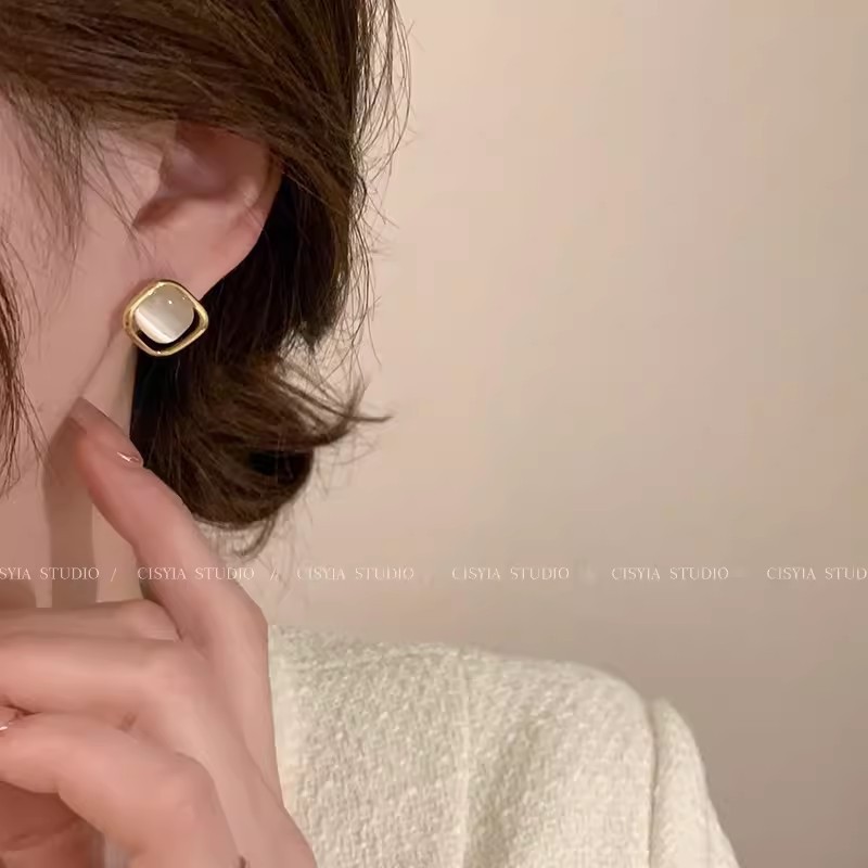 S925 Silver Needle High-end cat's Eye stone Stud Earrings for Women 2024 New bestseller, versatile and elegant earrings for commuting Application Scenario