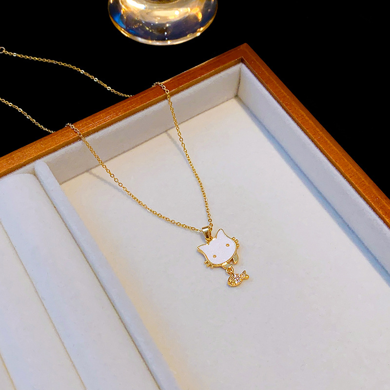 A genuine gold electroplated cat eating fish and dripping oil necklace with a unique and cute design for women. A collarbone chain with a distinctive and adorable pet-style accessory Application Scenario
