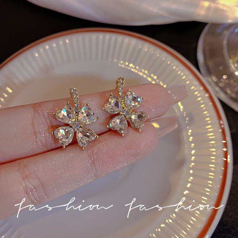Exquisite and light luxury clover earrings, women's niche design stud earrings, 2023 new trendy and high-end earrings full figure