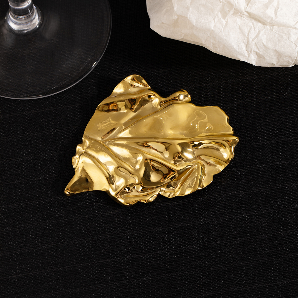 European and American metallic style fashionable and elegant brooch, irregular pleated texture brooch, elegant and fashionable design sense brooch Specification drawing