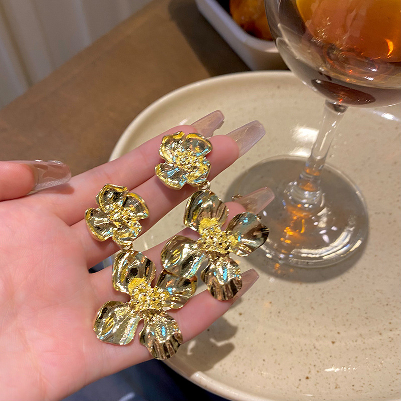 High-end golden exaggerated flower earrings, a cold and elegant style for women, European and American bride tassel earrings, a popular ear accessory full figure