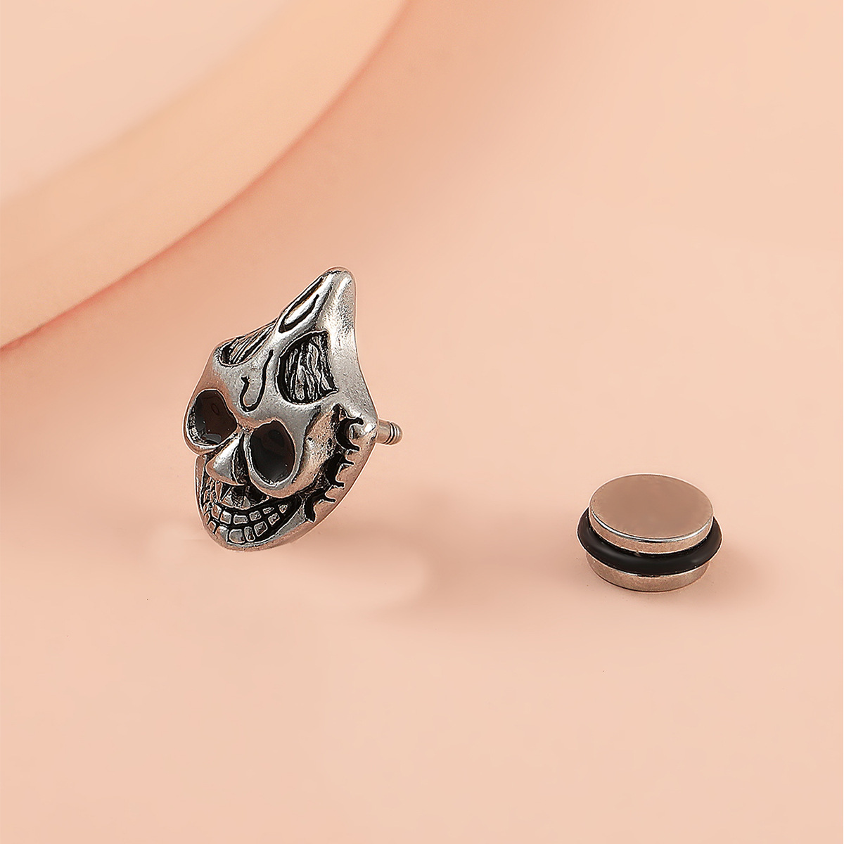 Gothic retro skull stud earrings, European and American fashion street stainless steel piercing accessories, trendy for both men and women Specification drawing