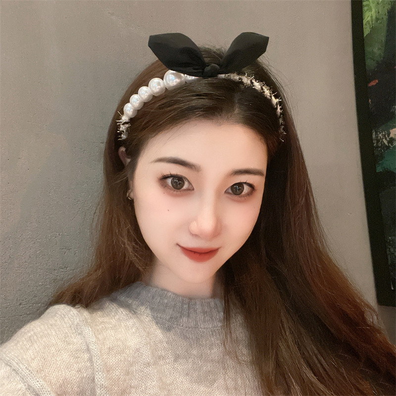 A new spring French and Korean short hair band with little rabbit ears for women, featuring pearl and simple headwear for young girls details Picture
