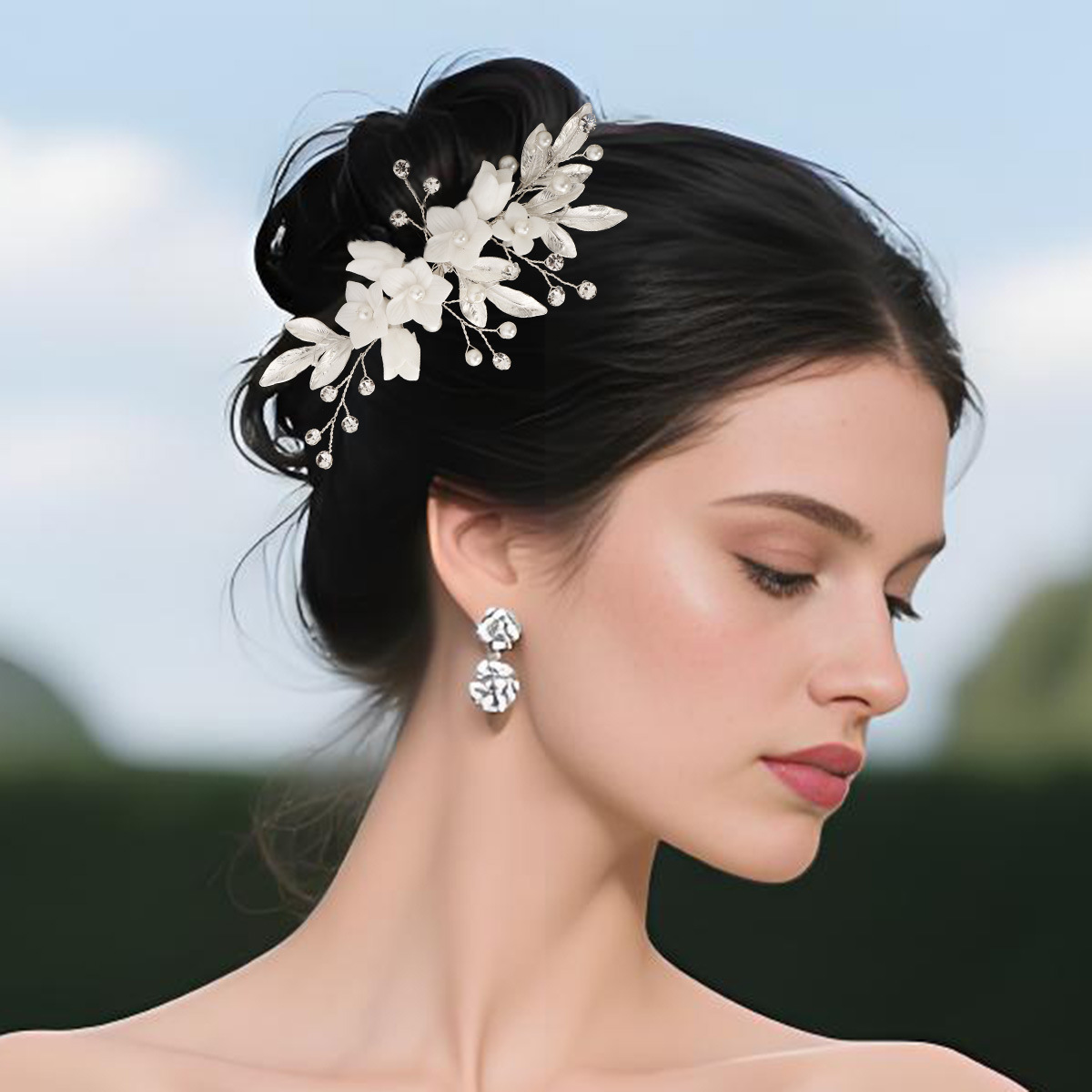A beautiful and fresh wedding bride's hair bun and comb, handcrafted soft clay flower hairpin, ethnic style Xiuhe bride's headwear full figure
