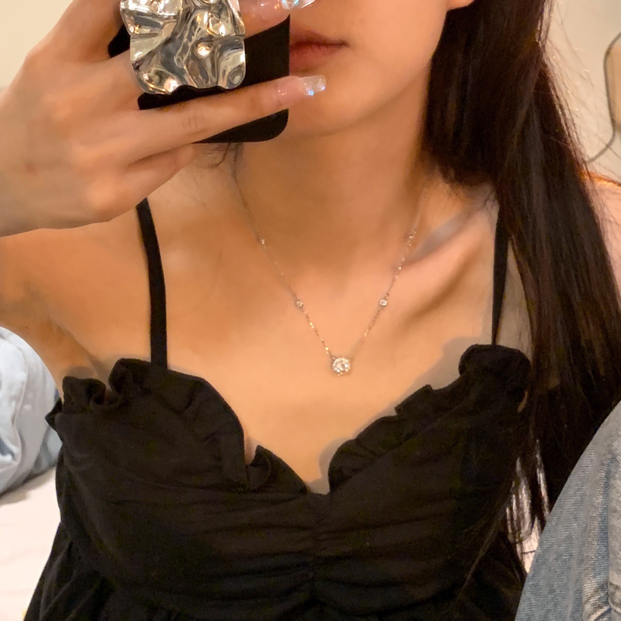 A super flash zircon silver necklace with a high-end feminine touch, a niche design, a trendy and fashionable style, and a cold commuting vibe. It's a collarbone chain details Picture