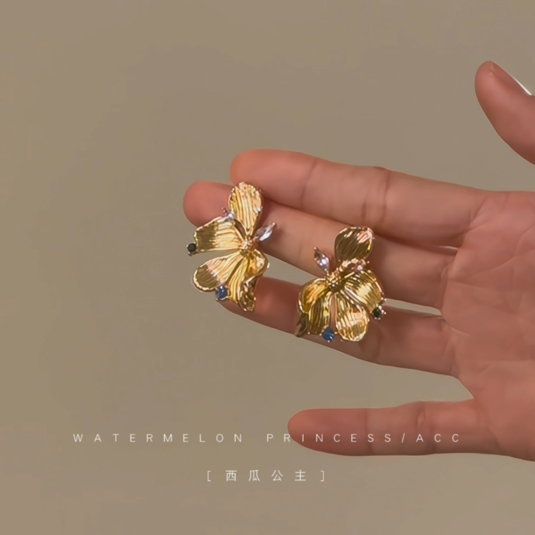 Super fairy-like French retro colored zircon golden flower earrings for women, 2025 new style, high-end and light luxury stud earrings Application Scenario