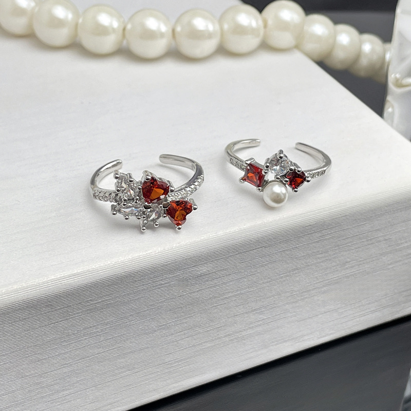 Sweet and Cool's new heart-shaped garnet red zircon slightly set open ring for women, a light luxury and high-end niche ring with a little Chanel style full figure