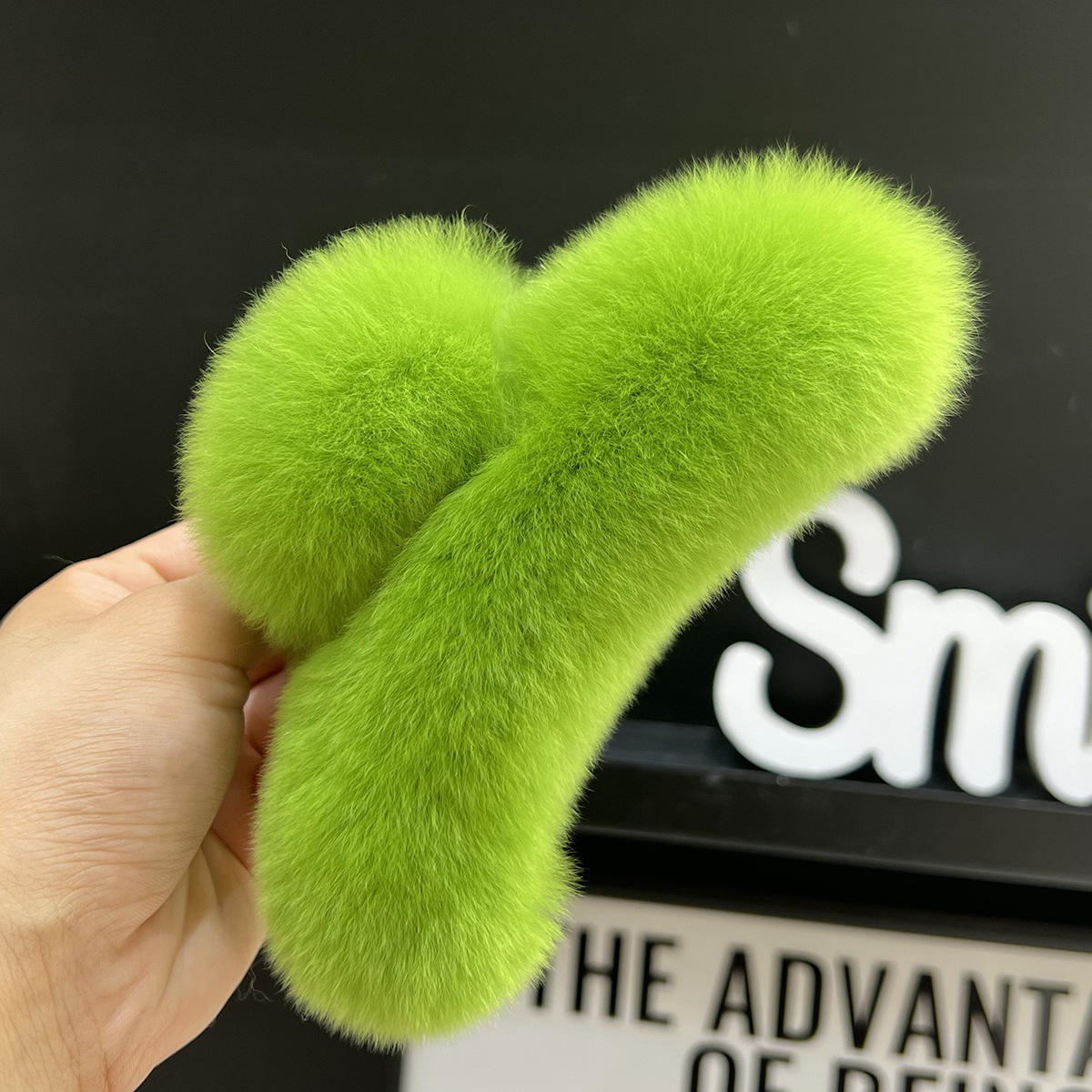 A brand-new, cute plush headpiece with a unique style of the back of the head, featuring genuine rex rabbit fur Specification drawing