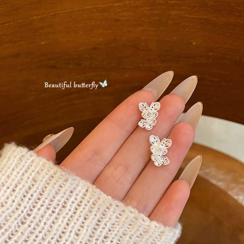 The cool and unique hollowed-out butterfly stud earrings feature a super ethereal French retro and versatile design. They are small and delicate earrings for women full figure