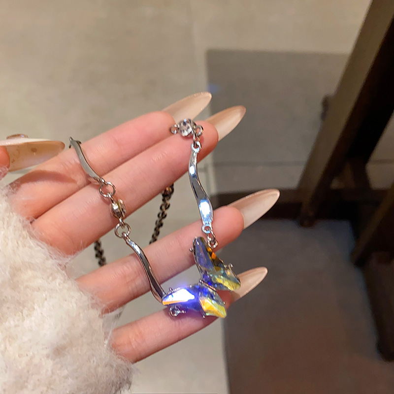 Gradient metal irregular butterfly necklace, a niche, light luxury, fashionable, sweet and cool, and sophisticated collarbone chain accessory for women Specification drawing