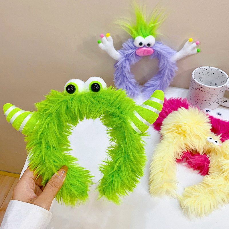 The funny long-haired plush ugly doll hair band is fun and bizarre, with ugly ears that sprout into the hearts of cute girls. It's a hair band and hair accessory details Picture