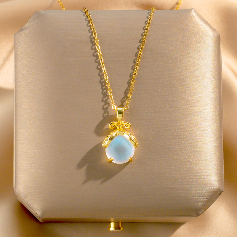 Korean InS-style colorful little firefly pendant titanium steel necklace, a niche design sense for women, a delicate collarbone chain that has become a social media sensation full figure