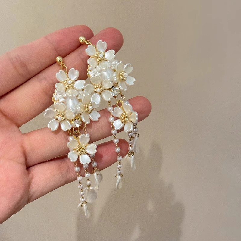 Baroque white flower earrings, 2025 new bestseller, super ethereal pearl earrings, women's French tassel stud earrings, forest style Application Scenario