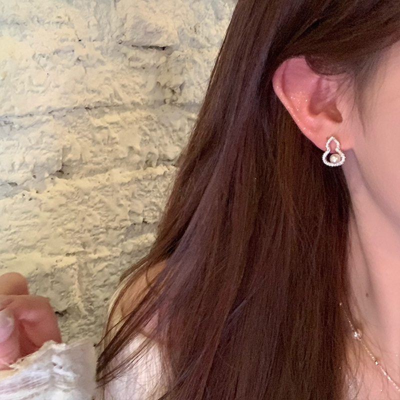 Zirconium-inlaid gourd pearl stud earrings for women, a fashionable, light luxury and high-end look, elegant and grand earrings, unique and exquisite pearl earrings Specification drawing
